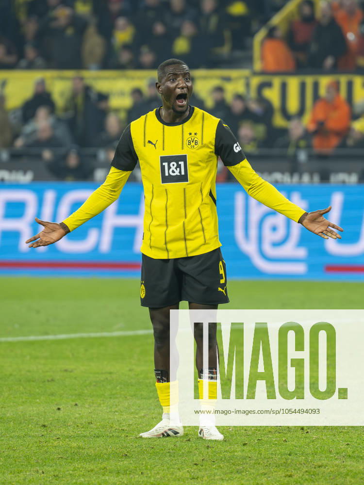 Borussia Dortmund - FC Bayern München, 12. Spieltag im Signal-Iduna-Park. Dortmunds Serhou Guirassy beschwert sich. WICHTIGER HINWEIS: Gemäß den Vorgaben der DFL und des DFB ist es untersagt, in dem Stadion und oder vom Spiel angefertigte Fotoaufnahmen in Form von Sequenzbildern und oder videoähnlichen Fotostrecken zu verwerten bzw. verwerten zu lassen.