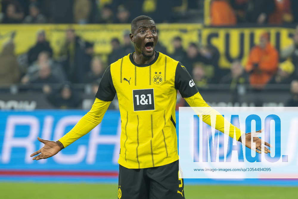 Borussia Dortmund - FC Bayern München, 12. Spieltag im Signal-Iduna-Park. Dortmunds Serhou Guirassy beschwert sich. WICHTIGER HINWEIS: Gemäß den Vorgaben der DFL und des DFB ist es untersagt, in dem Stadion und oder vom Spiel angefertigte Fotoaufnahmen in Form von Sequenzbildern und oder videoähnlichen Fotostrecken zu verwerten bzw. verwerten zu lassen.