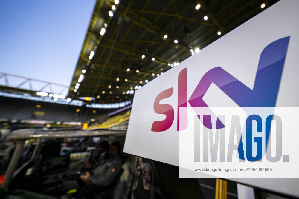 Borussia Dortmund - FC Bayern München, 12. Spieltag im Signal-Iduna-Park. Tafel mit der Aufschrift Sky. WICHTIGER HINWEIS: Gemäß den Vorgaben der DFL und des DFB ist es untersagt, in dem Stadion und oder vom Spiel angefertigte Fotoaufnahmen in Form von Sequenzbildern und oder videoähnlichen Fotostrecken zu verwerten bzw. verwerten zu lassen.