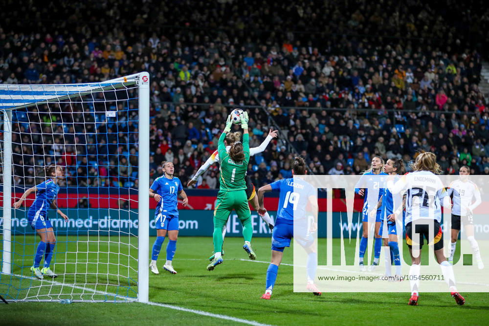 Fußball Länderspiel Frauen, Deutschland - Italien, Vonovia-Ruhrstadion Bochum, Saison 2024 2025: Strafraumszene Torwart Laura Giuliani (ITA 1) verteidigt das Tor gegen Laura Freigang (GER 10) nach Eckball DFB regulations prohibit any use of photographs as image sequences and or quasi-video. Nordrhein-Westfalen Deutschland