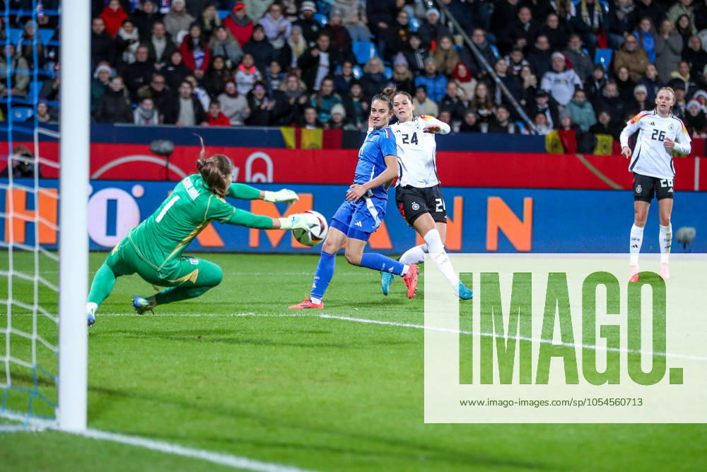 Fußball Länderspiel Frauen, Deutschland - Italien, Vonovia-Ruhrstadion Bochum, Saison 2024 2025: Strafraumszene Torwart Laura Giuliani (ITA 1) verteidigt das Tor gegen Giovanna Hoffmann (GER 24) DFB regulations prohibit any use of photographs as image sequences and or quasi-video. Nordrhein-Westfalen Deutschland