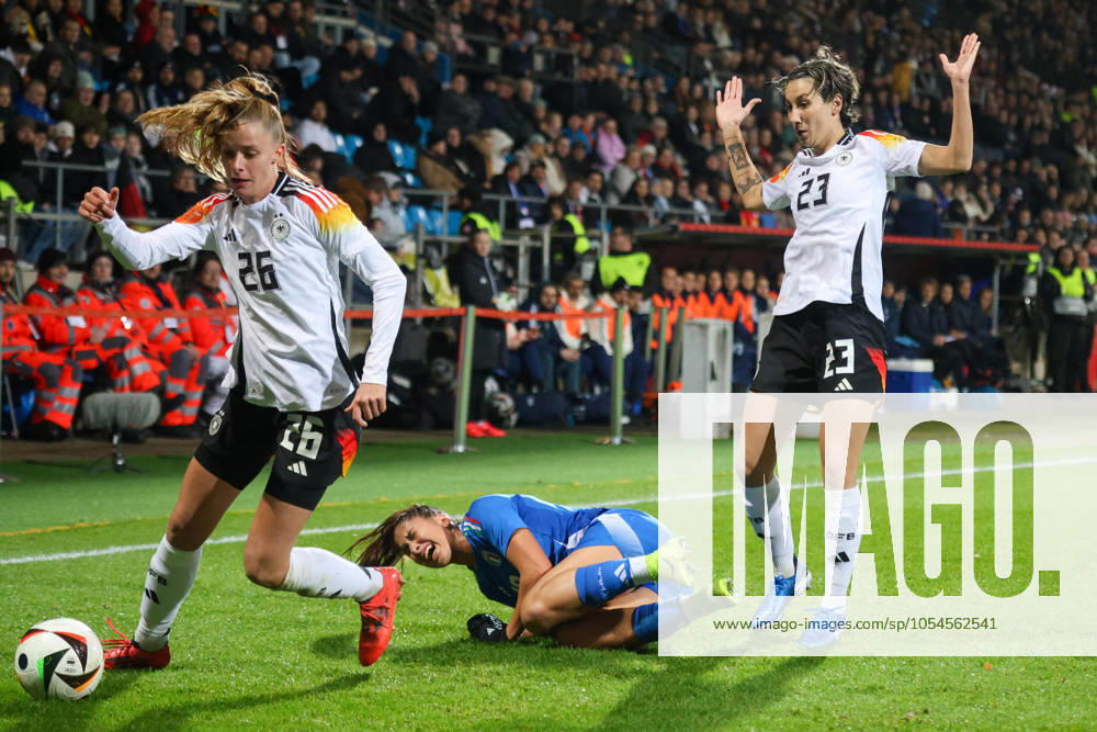 Bochum, Deutschland 02. Dezember 2024: Testspiel - Fußball-Frauen-Nationalmannschaft - Deutschland vs. Italien Im Bild: v.li. im Zweikampf Vivien Endemann (Deutschland). Chiara Beccari (Italien) und Sara Doorsoun (Deutschland) DFB regulations prohibit any use of photographs as image sequences and or quasi-video Vonovia Ruhrstadion Nordrhein Westfalen