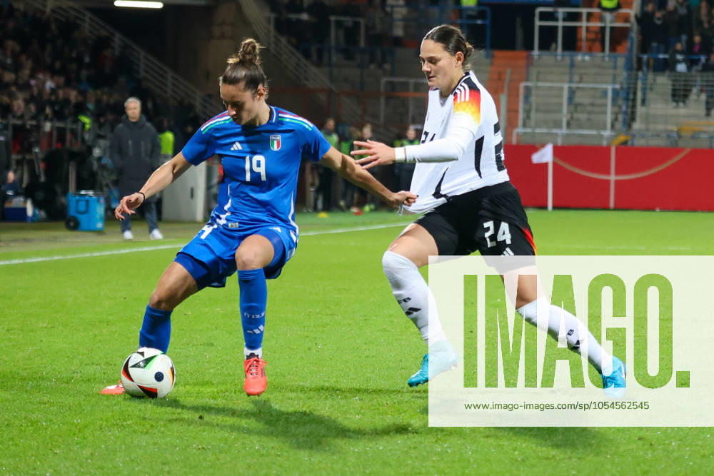 Bochum, Deutschland 02. Dezember 2024: Testspiel - Fußball-Frauen-Nationalmannschaft - Deutschland vs. Italien Im Bild: v.li. im Zweikampf Martina Lenzini (Italien) und Giovanna Hoffmann (Deutschland) DFB regulations prohibit any use of photographs as image sequences and or quasi-video Vonovia Ruhrstadion Nordrhein Westfalen