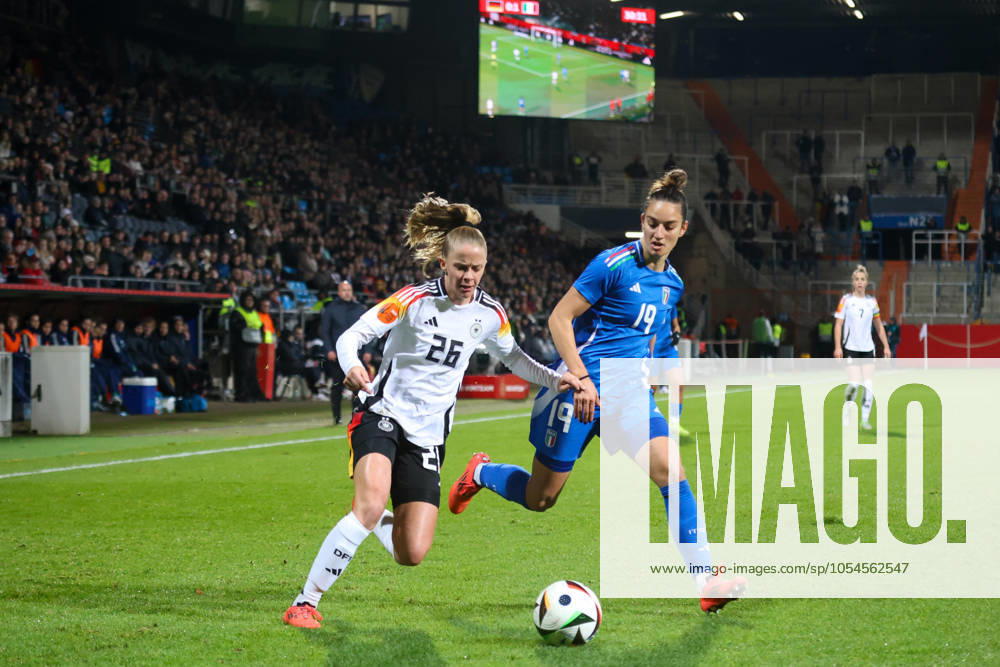 Bochum, Deutschland 02. Dezember 2024: Testspiel - Fußball-Frauen-Nationalmannschaft - Deutschland vs. Italien Im Bild: v.li. im Zweikampf Vivien Endemann (Deutschland) und Martina Lenzini (Italien) DFB regulations prohibit any use of photographs as image sequences and or quasi-video Vonovia Ruhrstadion Nordrhein Westfalen