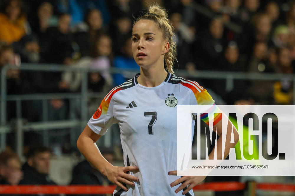 Bochum, Deutschland 02. Dezember 2024: Testspiel - Fußball-Frauen-Nationalmannschaft - Deutschland vs. Italien Im Bild: Giulia Gwinn (Deutschland) DFB regulations prohibit any use of photographs as image sequences and or quasi-video Vonovia Ruhrstadion Nordrhein Westfalen