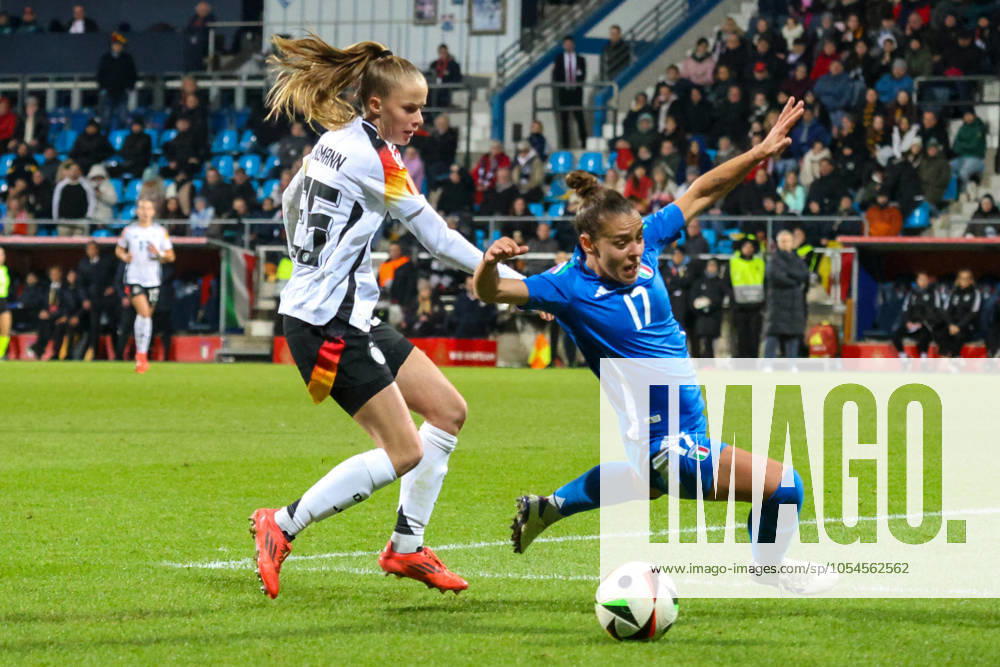 Bochum, Deutschland 02. Dezember 2024: Testspiel - Fußball-Frauen-Nationalmannschaft - Deutschland vs. Italien Im Bild: v.li. im Zweikampf Vivien Endemann (Deutschland) und Lisa Boattin (Italien) DFB regulations prohibit any use of photographs as image sequences and or quasi-video Vonovia Ruhrstadion Nordrhein Westfalen