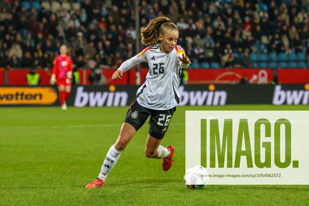 Bochum, Deutschland 02. Dezember 2024: Testspiel - Fußball-Frauen-Nationalmannschaft - Deutschland vs. Italien Im Bild: Vivien Endemann (Deutschland) DFB regulations prohibit any use of photographs as image sequences and or quasi-video Vonovia Ruhrstadion Nordrhein Westfalen