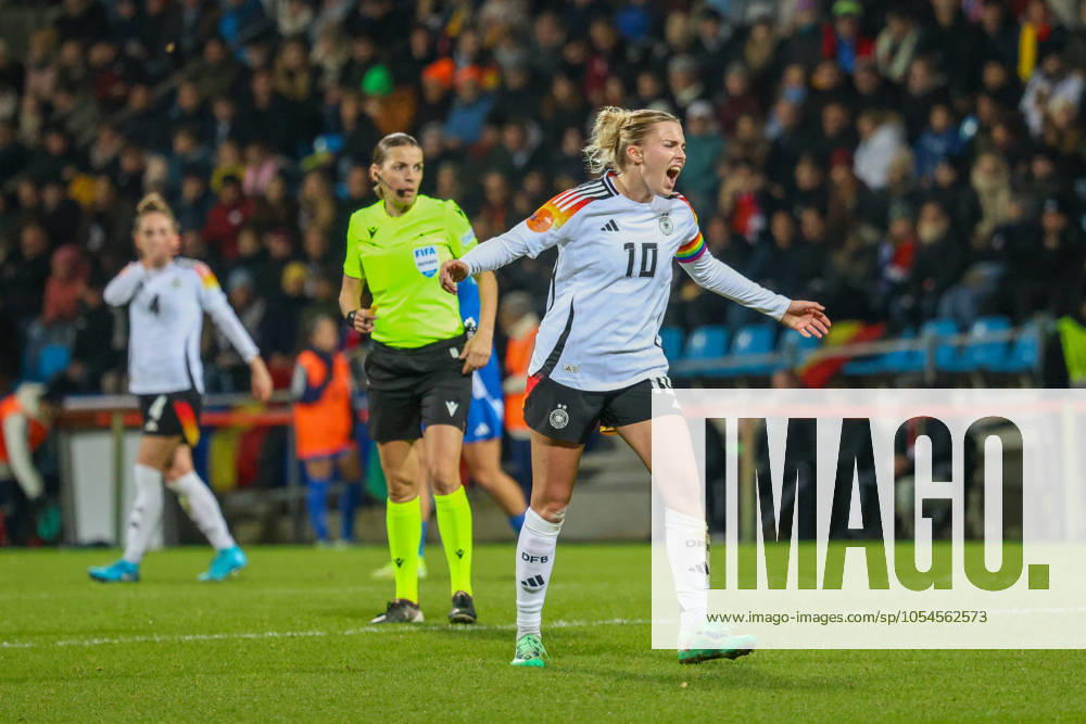 Bochum, Deutschland 02. Dezember 2024: Testspiel - Fußball-Frauen-Nationalmannschaft - Deutschland vs. Italien Im Bild: v.li. die Zweite Laura Freigang (Deutschland) unzufrieden auf dem Spielfeld wegen der Entscheidung der Schiedsrichterin Stephanie Frappart (Frankreich), links im Bild DFB regulations prohibit any use of photographs as image sequences and or quasi-video Vonovia Ruhrstadion Nordrhein Westfalen