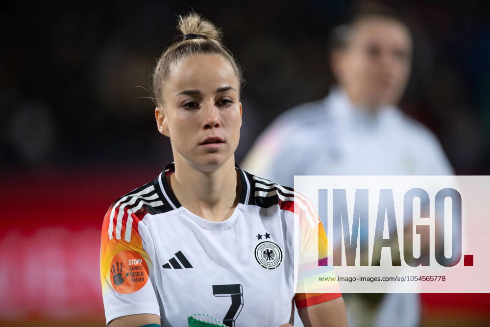 Giulia GWINN (GER) , Portraet, Porträt, Portrait, Angeschnittenes Einzelbild, Einzelmotiv, Fussball Laenderspiel der Frauen, Deutschland (GER) - Italien (ITA) 1-2, am 02.12.2024 in Bochum Deutschland. Â