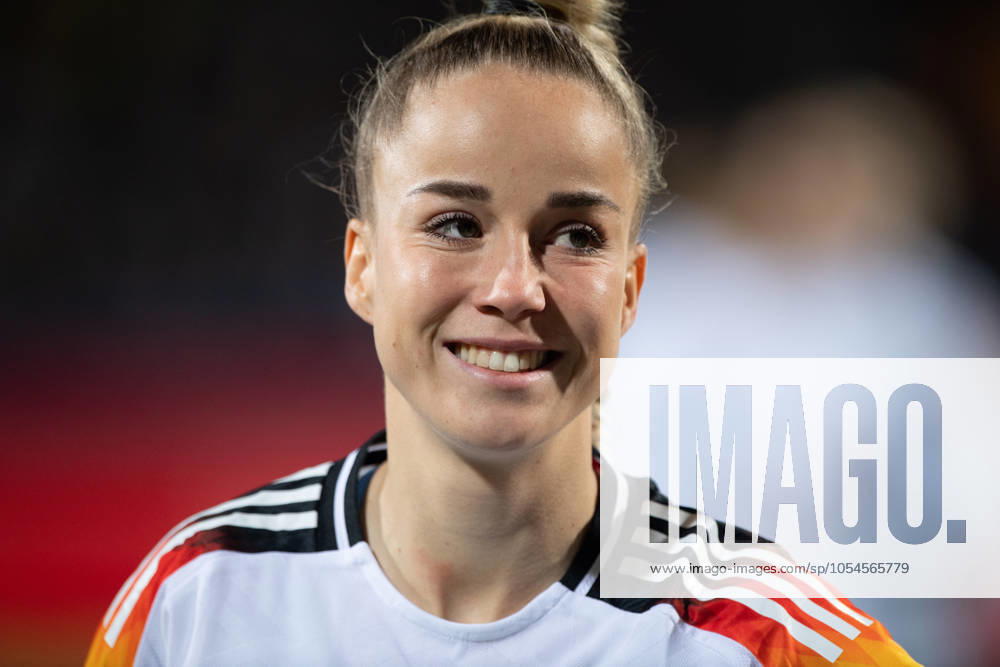 Giulia GWINN (GER) , Portraet, Porträt, Portrait, Angeschnittenes Einzelbild, Einzelmotiv, Fussball Laenderspiel der Frauen, Deutschland (GER) - Italien (ITA) 1-2, am 02.12.2024 in Bochum Deutschland. Â