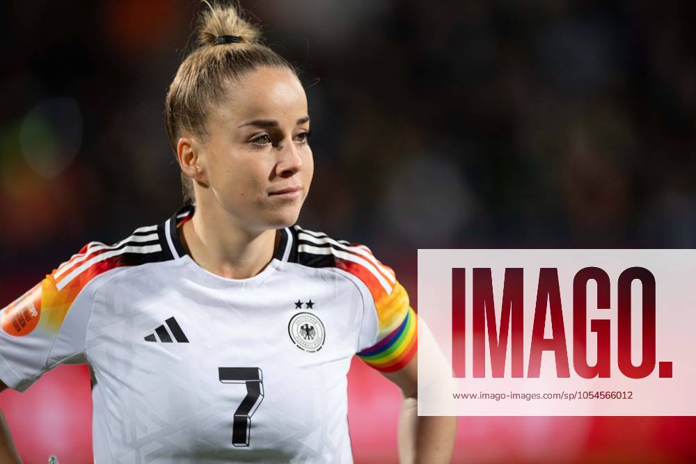 Giulia GWINN (GER) Portraet, Porträt, Portrait, Angeschnittenes Einzelbild, Einzelmotiv, Fussball Laenderspiel der Frauen, Deutschland (GER) - Italien (ITA) 1-2, am 02.12.2024 in Bochum Deutschland. Â