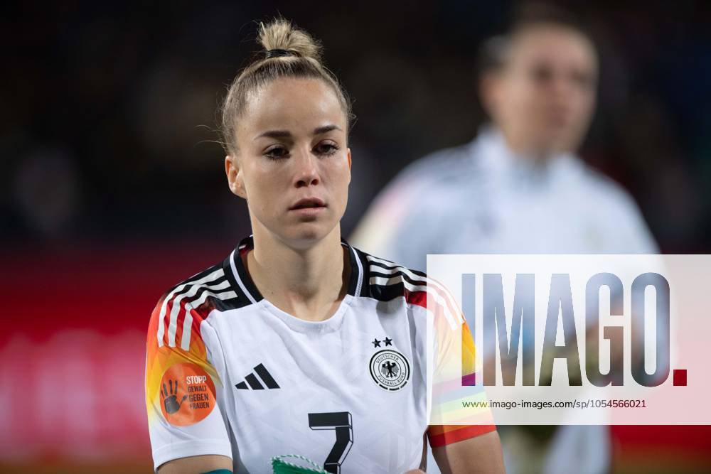 Giulia GWINN (GER) , Portraet, Porträt, Portrait, Angeschnittenes Einzelbild, Einzelmotiv, Fussball Laenderspiel der Frauen, Deutschland (GER) - Italien (ITA) 1-2, am 02.12.2024 in Bochum Deutschland. Â