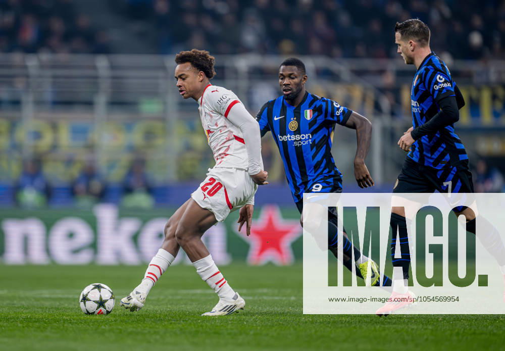 Leipzigs Assan Ouedraogo gegen Mailands Marcus Thuram. Fussball UEFA Champions League, 5. Spieltag: Inter Mailand - RB Leipzig 1:0. 26. November 2024 Giuseppe-Meazza-Stadion, Mailand (Italien). Inter Mailand - RB Leipzig 1:0