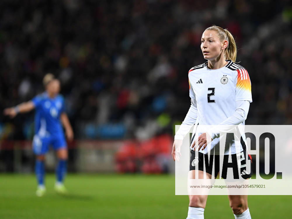 Sarai Linder (Germany) schaut waehrend des Internationales Freundschaftsspiel der Frauen zwischen Deutschland und Italien im Vonovia Ruhrstadion am 02. December 2024 in Bochum, Deutschland. (Foto von Ralf Treese DeFodi Images) +++ Sarai Linder (Germany) looks on during the Women s International Friendly, Länderspiel, Nationalmannschaft between Germany and Italy at Vonovia Ruhrstadion on December 2, 2024 in Bochum, Germany. (Photo by Ralf Treese DeFodi Images) Defodi-521_GERITA20241202_071