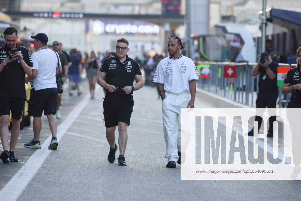 Lewis Hamilton (Mercedes AMG Petronas Formula One Team, 44), Peter Bonnington, ARE, Formel 1 Weltmeisterschaft, Abu Dhabi Grand Prix, Yas Marina Circuit, Media Day, 05.12.2024 ARE, Formel 1 Weltmeisterschaft, Abu Dhabi Grand Prix, Vereinigte Arabische Emirate, Yas Marina Circuit, 05.12.2024 Abu Dhabi