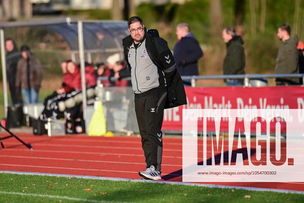 Fußball I Frauen I Saison 2024 2025 I Regionalliga Nord I 12. Spieltag I SV Henstedt-Ulzburg - FC St. Pauli I 01.12.2024 Nahaufnahme, Einzelfoto, Freisteller, Portrait, Porträt, Einzelbild, Einzelfoto, Körper: Dennis Dreke (SV Henstedt-Ulzburg) am Spielfeldrand.