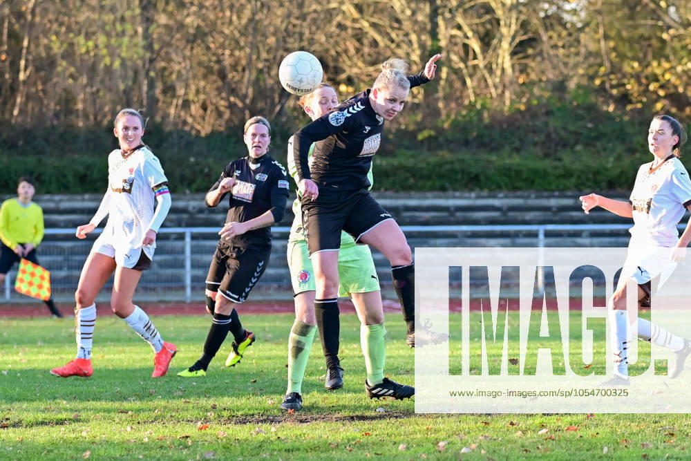 Fußball I Frauen I Saison 2024 2025 I Regionalliga Nord I 12. Spieltag I SV Henstedt-Ulzburg - FC St. Pauli I 01.12.2024 Jennifer Michel (77, SV Henstedt-Ulzburg) ist vor der Torhüterin Tara Zimmermann (27, FC St. Pauli) am Ball und kann den Ball zum 1:0 ins Tor bringen.