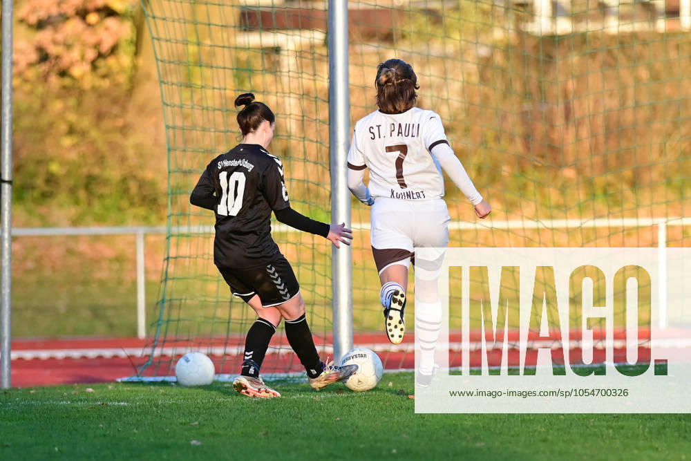 Fußball I Frauen I Saison 2024 2025 I Regionalliga Nord I 12. Spieltag I SV Henstedt-Ulzburg - FC St. Pauli I 01.12.2024 Michelle Hille (10, SV Henstedt-Ulzburg) konnte die Torhüterin umspielen und kann jetzt den Ball locker im Tor versenken. Carlotta Lilli Kuhnert (7, FC St. Pauli) kann auch nicht mehr eingreifen.