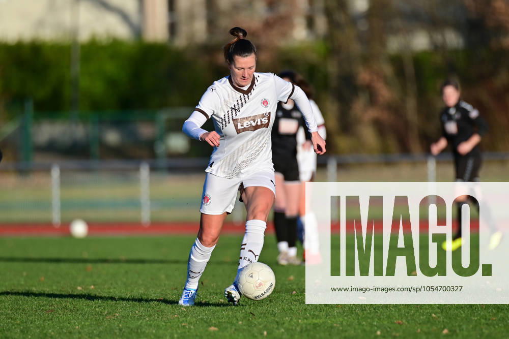 Fußball I Frauen I Saison 2024 2025 I Regionalliga Nord I 12. Spieltag I SV Henstedt-Ulzburg - FC St. Pauli I 01.12.2024 Nahaufnahme, Einzelfoto, Freisteller, Portrait, Porträt, Einzelbild, Einzelfoto, Körper: Rachel Miriam Marcia Free Rinast (31, FC St. Pauli) am Ball.