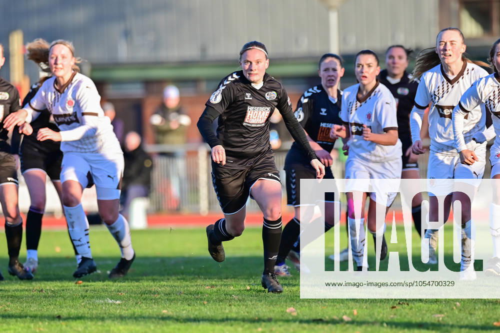 Fußball I Frauen I Saison 2024 2025 I Regionalliga Nord I 12. Spieltag I SV Henstedt-Ulzburg - FC St. Pauli I 01.12.2024 In der Bildmitte Vera Homp (20, SV Henstedt-Ulzburg) in Erwartung eines Eckballs.