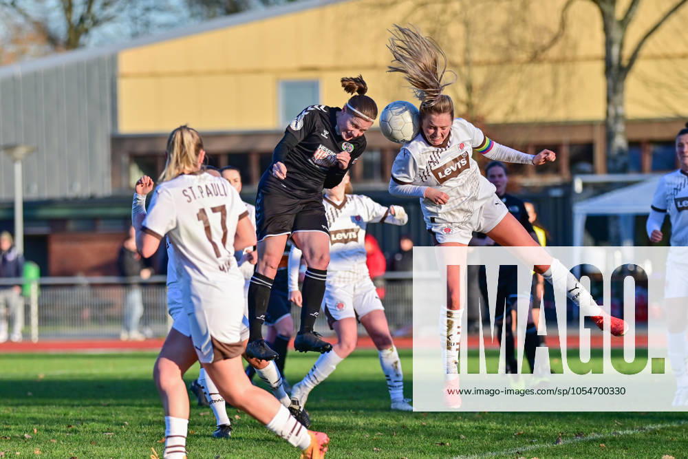 Fußball I Frauen I Saison 2024 2025 I Regionalliga Nord I 12. Spieltag I SV Henstedt-Ulzburg - FC St. Pauli I 01.12.2024 Kopfballduell im Strafraum nach Eckball: Vera Homp (20, SV Henstedt-Ulzburg) und Annie Mcintosh Kingman (14, FC St. Pauli).