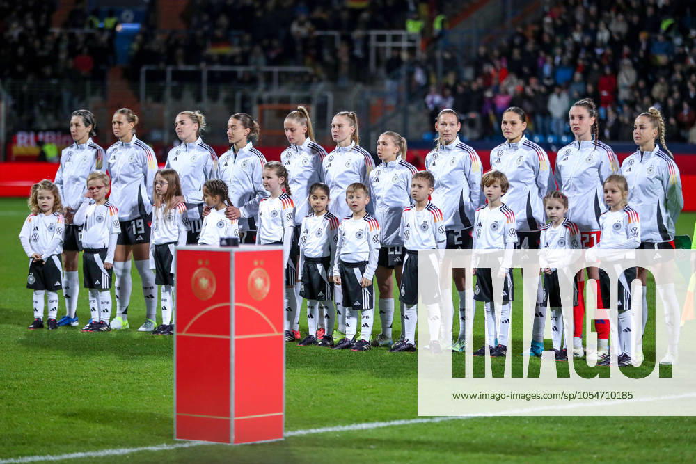 Fußball Länderspiel Frauen, Deutschland - Italien, Vonovia-Ruhrstadion Bochum, Saison 2024 2025: Die Deutsche Nationalmannschaft steht vor der Nationalmannschaft zusammen - L-R: Sara Doorsoun (GER 23), Klara Bühl (GER 19), Laura Freigang (GER 10), Vivien Endemann (GER 26), Janina Minge (GER 6), Elisa Senß (GER 20), Sarai Linder (GER 2), Giovanna Hoffmann (GER 24), Torwart Ena Mahmutovic (GER 21), Giulia Gwinn (GER 7) DFB regulations prohibit any use of photographs as image sequences and or quasi-video. Nordrhein-Westfalen Deutschland