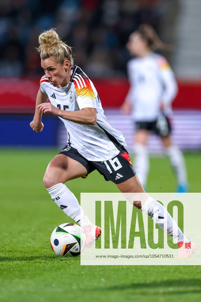 Fußball Länderspiel Frauen, Deutschland - Italien, Vonovia-Ruhrstadion Bochum, Saison 2024 2025: Linda Dallmann (GER 16) DFB regulations prohibit any use of photographs as image sequences and or quasi-video. Nordrhein-Westfalen Deutschland