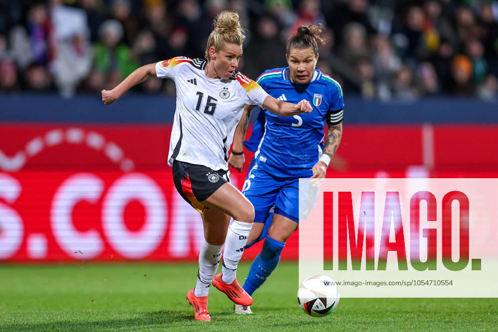 Fußball Länderspiel Frauen, Deutschland - Italien, Vonovia-Ruhrstadion Bochum, Saison 2024 2025: Linda Dallmann (GER 16) gegen Elena Linari (ITA 5) DFB regulations prohibit any use of photographs as image sequences and or quasi-video. Nordrhein-Westfalen Deutschland