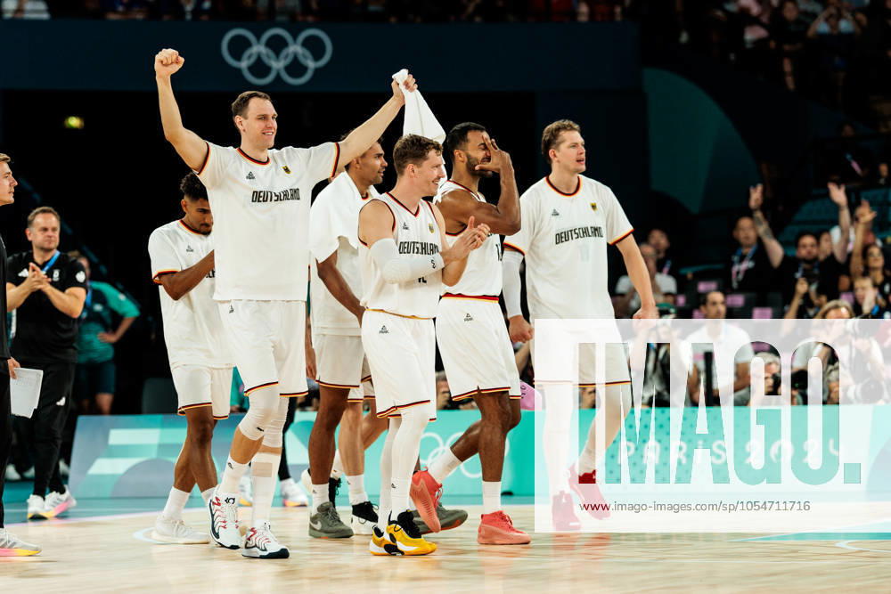 FRA, Paris, Olympischen Spiele Paris 2024, (06.08.2024, Basketball Herren Viertelfinale Deutschland - Griechenland, Bercy Arena) Jubel auf der deutschen Bank Johannes Voigtmann (Deutschland, 7), Andreas Obst (Deutschland, 42), Johannes Thiemann (Deutschland, 32), Moritz Wagner (Deutschland, 13)
