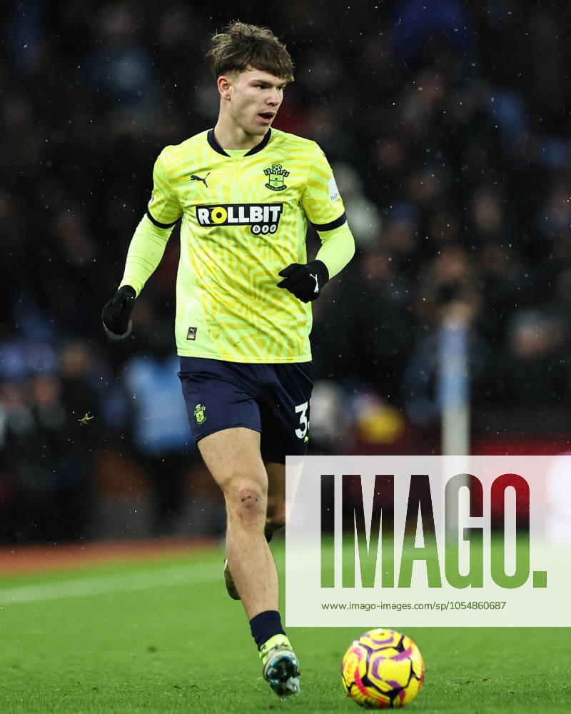 Premier League Aston Villa v Southampton Tyler Dibling of Southampton goes forward with the ball during the Premier League match Aston Villa vs Southampton at Villa Park, Birmingham, United Kingdom, 7th December 2024 (Photo by Mark Cosgrove News Images) Birmingham Villa Park West Midlands United Kingdom