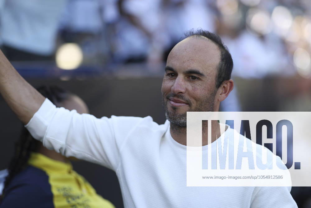 Former Los Angeles Galaxy player LANDON DONOVAN high-fives fans before the MLS, Fussball Herren, USA Cup championship game between New York Red Bulls and Los Angeles Galaxy at Dignity Health Sports Park in Carson, California. Carson USA - ZUMAt158 20241207_zsp_t158_070