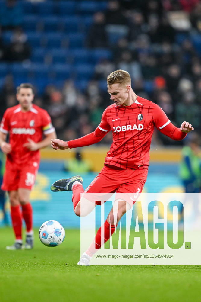 Philipp Lienhart (SC Freiburg) in Aktion, am Ball, Einzelaktion waehrend des Spiels der 1. Bundesliga zwischen TSG 1899 Hoffenheim und SC Freiburg, PreZero Arena am 08. December 2024 in Sinsheim, Deutschland. (Foto von Harry Langer DeFodi Images) +++ Philipp Lienhart (SC Freiburg) controls the Ball during the Bundesliga match between TSG 1899 Hoffenheim and SC Freiburg at PreZero-Arena on December 8, 2024 in Sinsheim, Germany. (Photo by Harry Langer DeFodi Images) DFL regulations prohibit any use of photographs as image sequences and or quasi-video. Defodi-541_TSGSCF20241208_308
