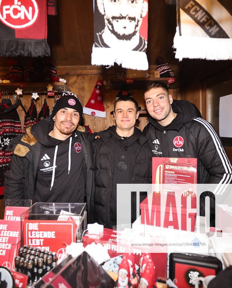 Fussball - 2. Fussball - Bundesliga - Saison 2024 2025 - 1. FC Nürnberg Nuernberg FCN ( Club ) - Besuch Grillen auf dem Christkindlesmarkt Weihnachtsmarkt - Sportfoto Zink DaMa - - Danilo Soares (3, 1. FC Nürnberg FCN ) Oliver Villadsen (2, 1. FC Nürnberg FCN ) Stefanos Tzimas (9, 1. FC Nürnberg FCN ) im Weichnachtsstand des FCN