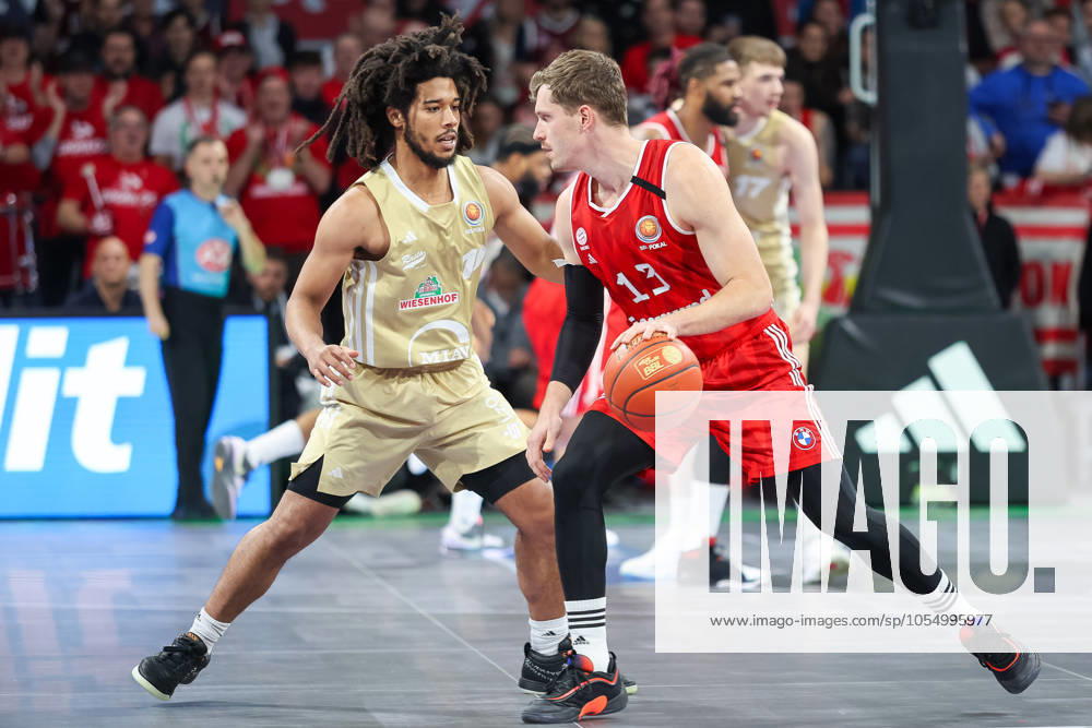 Andreas Obst (FC Bayern Basketball, 13) mit Jayden Gardner (SC RASTA Vechta, 01), GER, FC Bayern Muenchen vs. SC RASTA Vechta, Basketball, BBL Pokal, Viertelfinale, Saison 2024 2025, 09.12.2024, GER, FC Bayern Muenchen vs. SC RASTA Vechta, Basketball, BBL Pokal, Viertelfinale, Saison 2024 2025, 09.12.2024 Muenchen