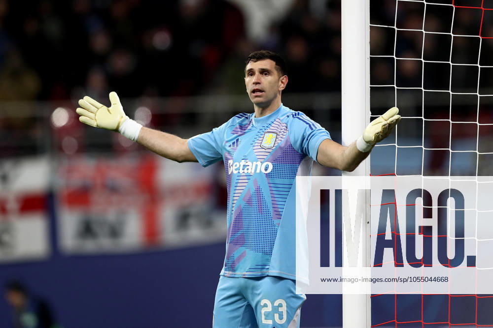 Fussball UEFA Champions League, RB Leipzig - Aston Villa, v.l. Emiliano Martinez (Aston Villa FC) Leipzig