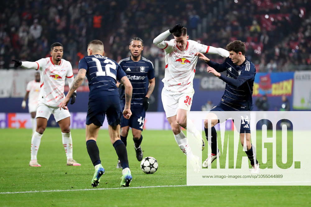 Fussball UEFA Champions League, RB Leipzig - Aston Villa, v.l. Lucas Digne (Aston Villa FC) Benjamin Sesko (RB Leipzig) Pau Torres (Aston Villa FC) Zweikampf, Aktion, action, battle for the ball Leipzig