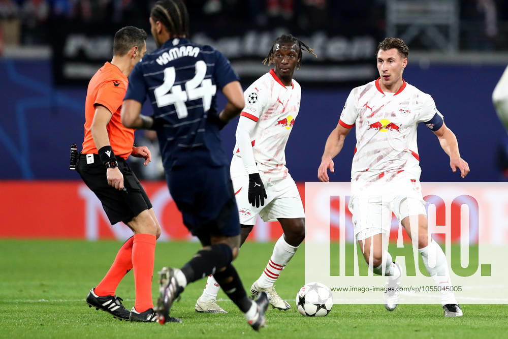 Fussball UEFA Champions League, RB Leipzig - Aston Villa, v.l. Boubacar Kamara (Aston Villa FC) Amadou Haidara (RB Leipzig) Willi Orban (RB Leipzig) Leipzig