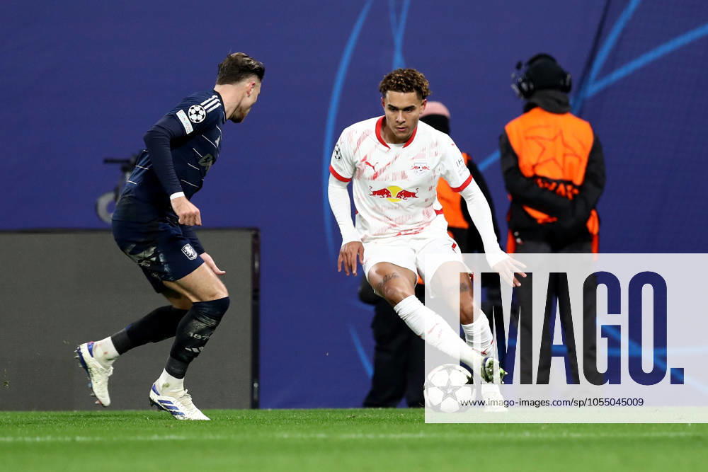 Fussball UEFA Champions League, RB Leipzig - Aston Villa, v.l. Antonio Nusa (RB Leipzig) Matty Cash (Aston Villa FC) Zweikampf, Aktion, action, battle for the ball Leipzig