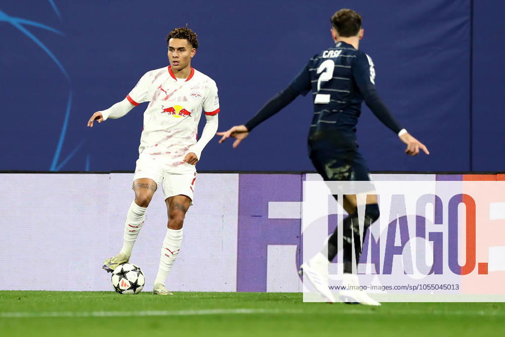 Fussball UEFA Champions League, RB Leipzig - Aston Villa, v.l. Antonio Nusa (RB Leipzig) Matty Cash (Aston Villa FC) Zweikampf, Aktion, action, battle for the ball Leipzig