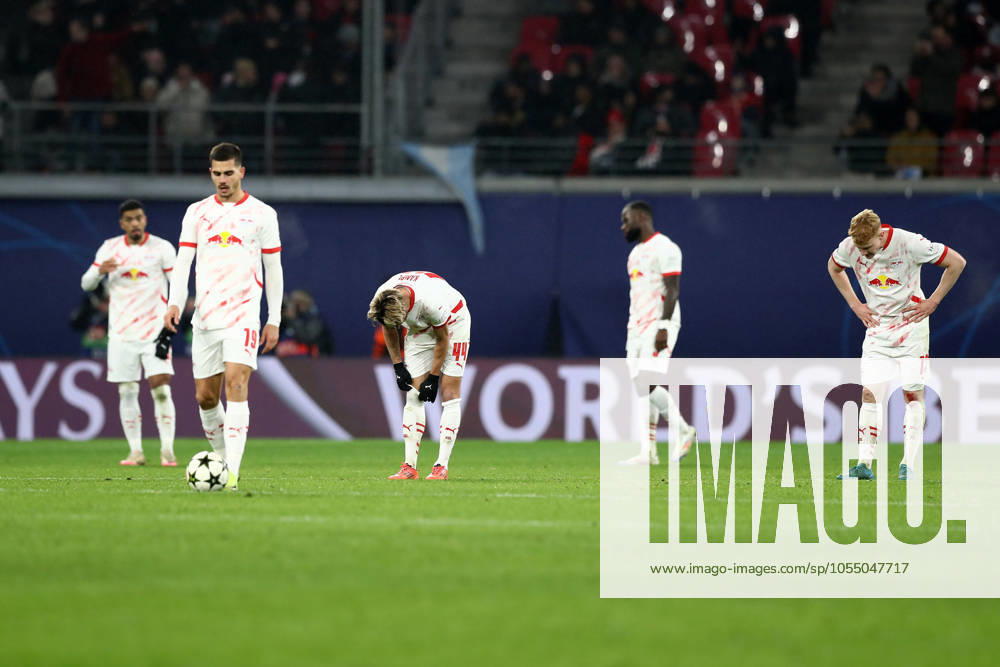 Fussball UEFA Champions League, RB Leipzig - Aston Villa, v.l. Andre Silva (RB Leipzig) Kevin Kampl (RB Leipzig) Enttäuscht, traurig, frustiriert Nicolas Seiwald (RB Leipzig) Leipzig