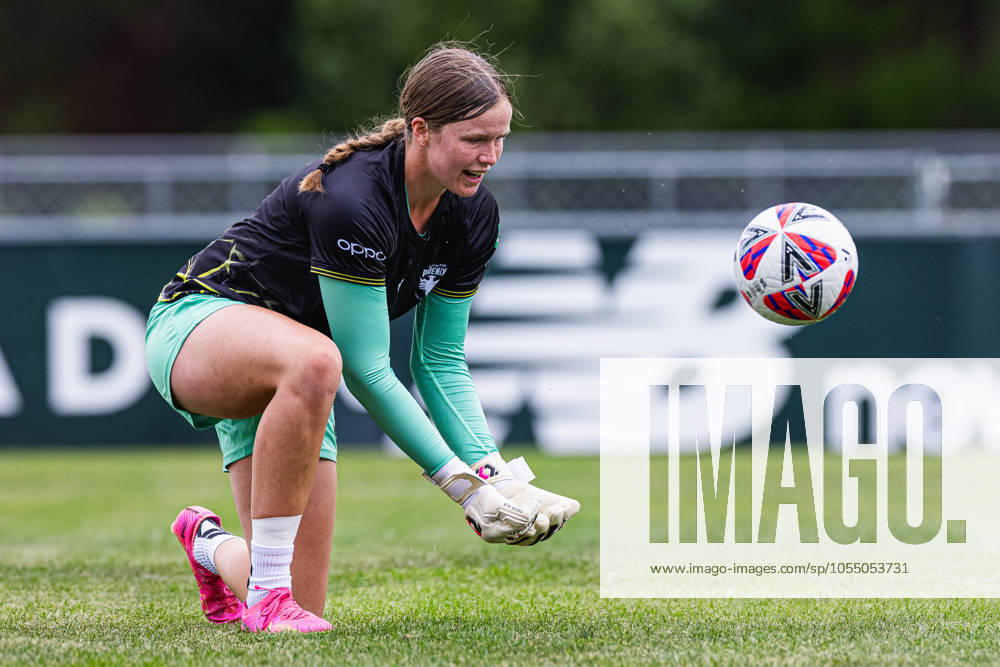 Brooke Neary of the Wellington Phoenix makes a save during warm up before the Ninja A-League Round 5 clash between Wellington Phoenix and Brisbane Roar FC on December 08, 2024 in Wellington, New Zealand. (Photo by James Foy Speed Media Icon Sportswire) SOCCER: A-League - Wellington Phoenix vs. Brisbane Roar FC Icon2412080016