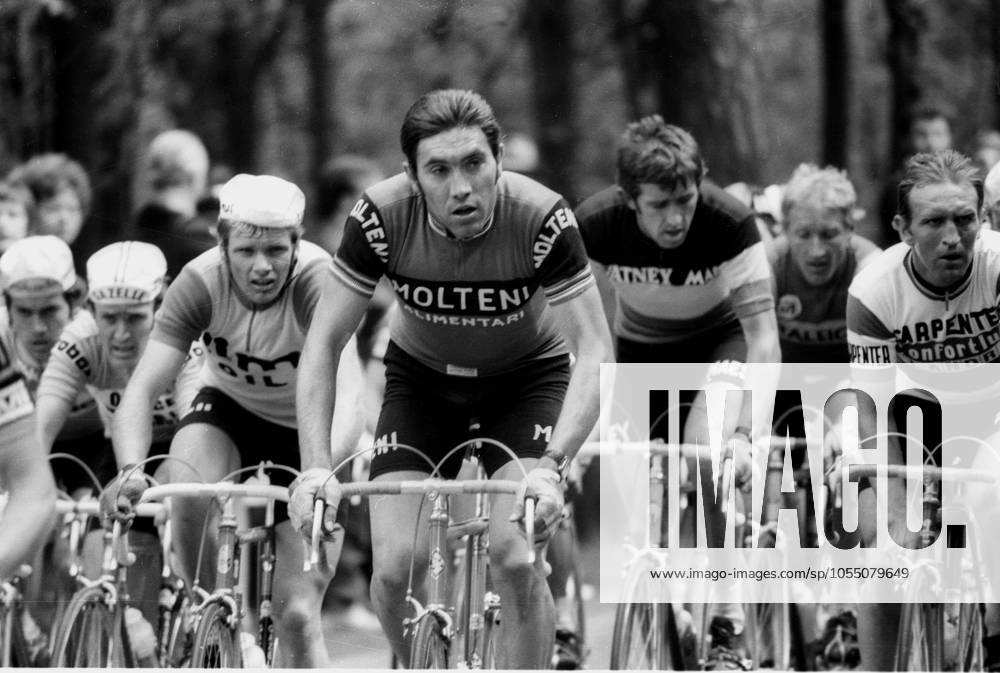 Archivbilder der Woche SPORT KW50 01.05.1974 Radsport, Radrennen, Rund um den Henningerturm, Fahrerfeld mit Eddy Merckx (mitte, im Molteni Trikot) , Aktion