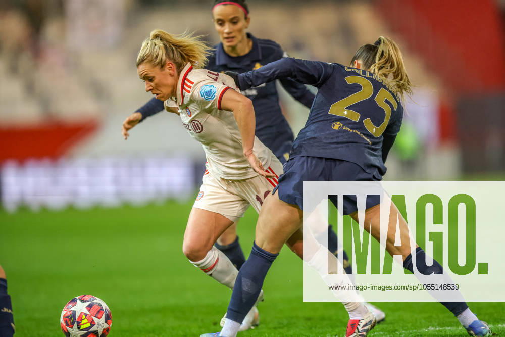 GER, München, FC Bayern München vs Juventus Turin, Women s Champions League, Fussball, UEFA, Spielzeit 2024 2025, FC Bayern Campus, 5. Spieltag, im Bild v.l.: Linda Dallmann (FC Bayern München Frauen 10), Viola Calligaris (Juventus Turin 25) DFB DFL REGULATIONS PROHIBIT ANY USE OF PHOTOGRAPHS AS IMAGE SEQUENCES AND OR QUASI-VIDEO, 02.12.2024,