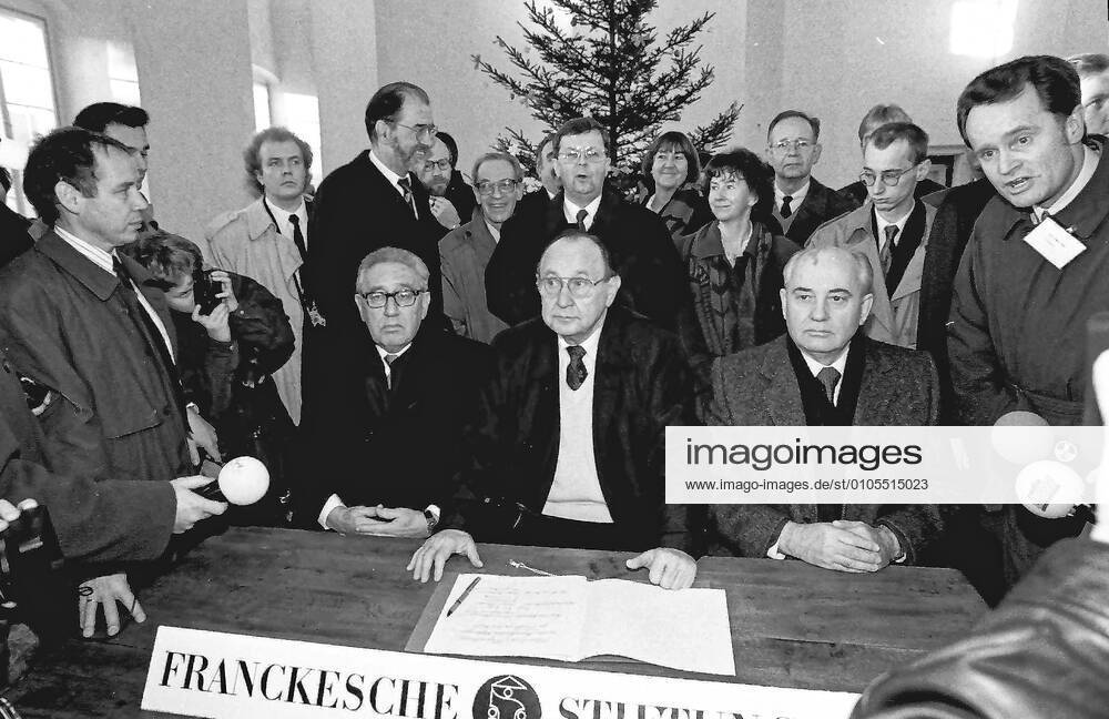 Geschichte 01.12.1993 Besuch Händel-Haus und Franckesche Stiftungen von Henry Alfred Kissinger, Michail Sergejewitsch Gorbatschow und Hans-Dietrich Genscher in Begleitung des Oberbürgermeisters der Stadt Halle Saale Klaus Peter Rauen. Halle Saale Sachsen-Anhalt Deutschland
