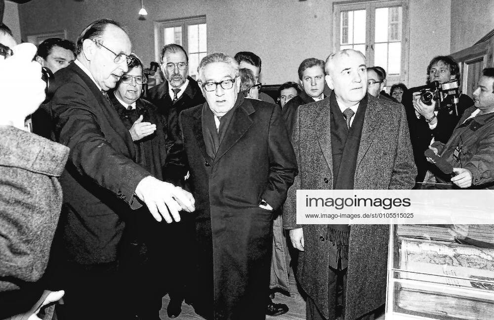 Geschichte 01.12.1993 Besuch Händel-Haus und Franckesche Stiftungen von Henry Alfred Kissinger, Michail Sergejewitsch Gorbatschow und Hans-Dietrich Genscher in Begleitung des Oberbürgermeisters der Stadt Halle Saale Klaus Peter Rauen. Halle Saale Sachsen-Anhalt Deutschland