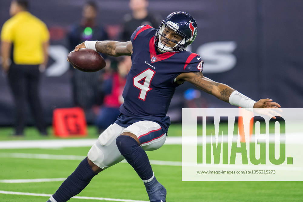 NFL, American Football Herren, USA 2018: Titans vs Texans NOV 26 November 26, 2018: Houston Texans quarterback Deshaun Watson (4) slips down in the backfield during the 3rd quarter of an NFL football game between the Tennessee Titans and the Houston Texans at NRG Stadium in Houston, TX. The Texans won the game 34 to 17...Trask Smith CSM Houston TX U.S.