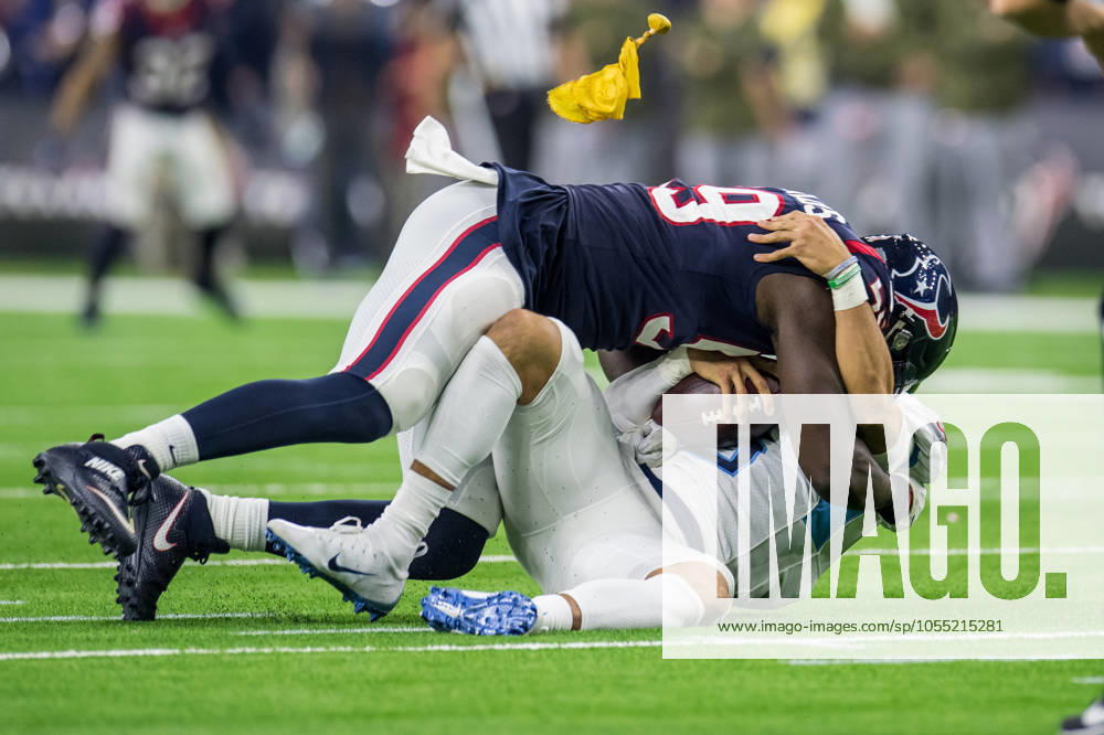 NFL, American Football Herren, USA 2018: Titans vs Texans NOV 26 November 26, 2018: Houston Texans outside linebacker Whitney Mercilus (59) sacks Tennessee Titans quarterback Marcus Mariota (8) during the 4th quarter of an NFL football game between the Tennessee Titans and the Houston Texans at NRG Stadium in Houston, TX. The Texans won the game 34 to 17...Trask Smith CSM Houston TX U.S.