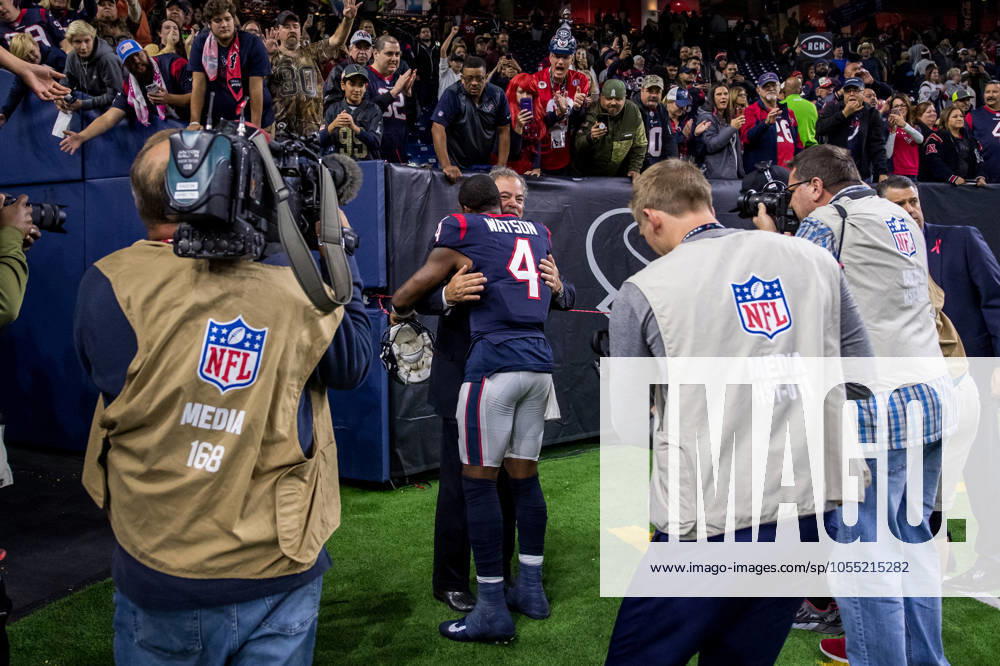 NFL, American Football Herren, USA 2018: Titans vs Texans NOV 26 November 26, 2018: Houston Texans quarterback Deshaun Watson (4) hugs chief operating officer Cal McNair after an NFL football game between the Tennessee Titans and the Houston Texans at NRG Stadium in Houston, TX. The Texans won the game 34 to 17...Trask Smith CSM Houston TX U.S.