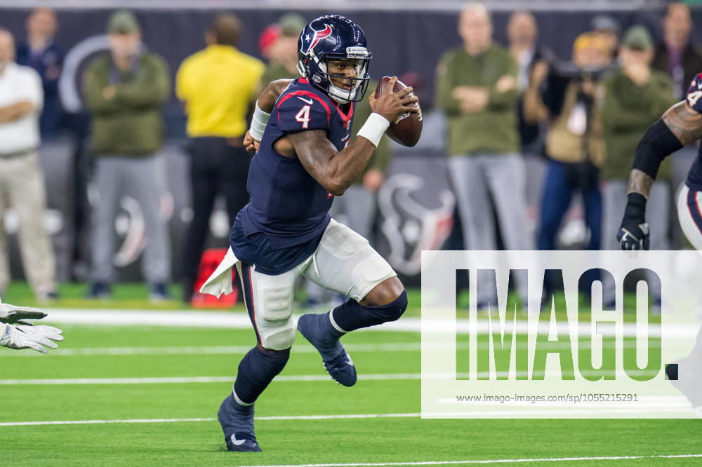 NFL, American Football Herren, USA 2018: Titans vs Texans NOV 26 November 26, 2018: Houston Texans quarterback Deshaun Watson (4) carries the ball during the 4th quarter of an NFL football game between the Tennessee Titans and the Houston Texans at NRG Stadium in Houston, TX. The Texans won the game 34 to 17...Trask Smith CSM Houston TX U.S.