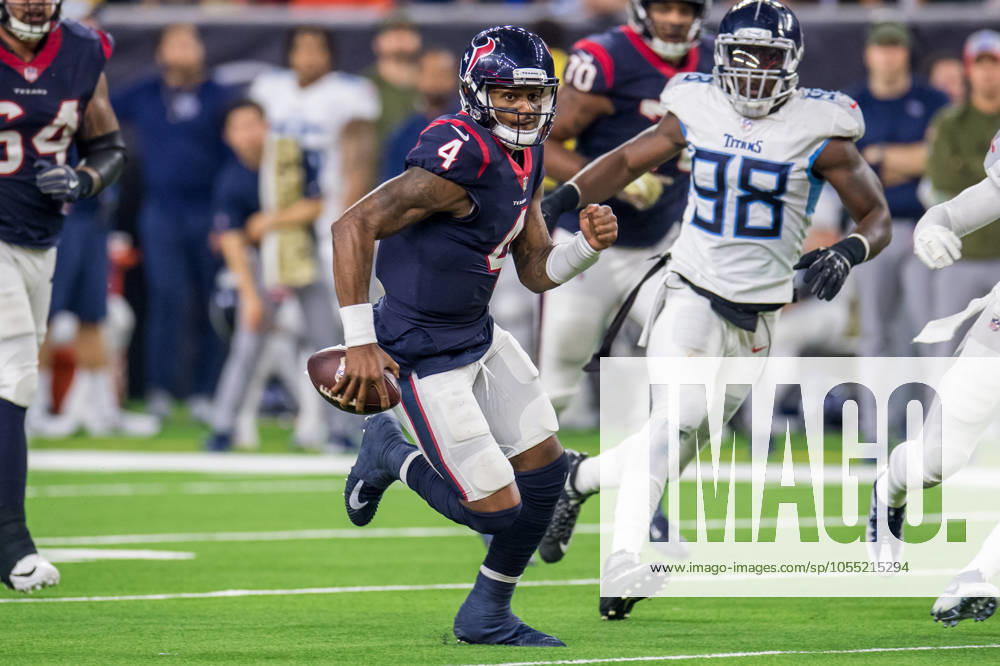 NFL, American Football Herren, USA 2018: Titans vs Texans NOV 26 November 26, 2018: Houston Texans quarterback Deshaun Watson (4) carries the ball during the 4th quarter of an NFL football game between the Tennessee Titans and the Houston Texans at NRG Stadium in Houston, TX. The Texans won the game 34 to 17...Trask Smith CSM Houston TX U.S.